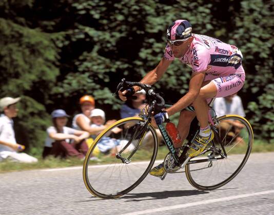 Marco Pantani (Italien Mercatone Uno) ist bei seinem Ausreissversuch allein auf der Abfahrt Radsport Herren Tour de France 2000, Straßenradsport, Radrennsport, Straßenradrennsport, Radrennen, Straße, Rad Einzelbild Courchevel - Morzine Dynamik