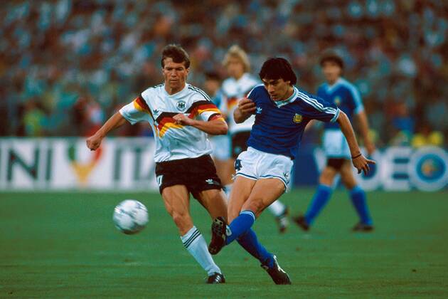 José Horacio Basualdo (Argentinien, re.) im Duell mit Lothar Matthäus (Deutschland) Fußball WM Herren Weltmeisterschaft 1990, Finale, Länderspiel, Nationalmannschaft, Nationalteam, Nationaltrikot Gruppe Stadio Olimpico, Olympiastadion Rom Dynamik,
