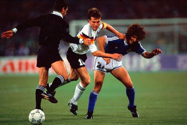 Lothar Matthäus (Deutschland, Mitte) im Duell mit Pedro Antonio Troglio (Argentinien), daneben Schiedsrichter Ernesto Codesal Mendez (Mexiko) Fußball WM Herren Weltmeisterschaft 1990, Finale, Länderspiel, Nationalmannschaft, Nationalteam, Nationaltrikot Gruppe Stadio Olimpico, Olympiastadion Rom Dynamik, Kampf,