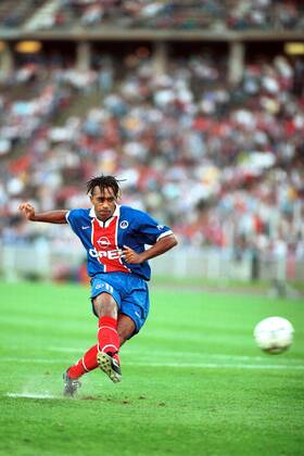Patrice Loko (PSG) zieht ab Fußball Herren Saison 1997 1998, Opel-Masters, Cup, Division 1, 1. französische Liga Frankreich Einzelbild Olympiastadion Berlin Dynamik,