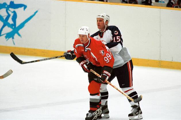 Wayne Gretzky (Kanada, vorn) gegen Brett Hull (USA) Eishockey OS Winter Herren Olympische Winterspiele 1998, Olympia, Olympiade, Spiele, Länderspiel, Gruppe Big Hat Nagano City Dynamik,