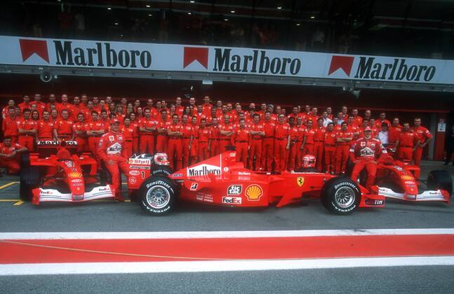 Ferrari-Crew mit Rubens Barrichello (Brasilien, li.) und Michael Schumacher (Deutschland) Motorsport Grand Prix Herren Großer Preis von Spanien 2001, GP, Formel 1, F1, F, WM, Weltmeisterschaft Totale Circuit de Catalunya Barcelona Masse