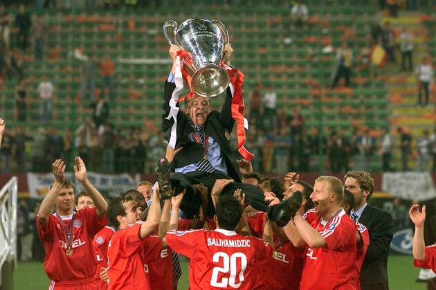 Fußball, FC Bayern München, Champions League Sieger 2001 Trainer Ottmar Hitzfeld (Bayern) wird von seinen Jungs gefeiert Fußball EC 1 Herren Champions League 2000 2001, Finale, Endspiel, FC Bayern München Totale Giuseppe-Meazza-Stadion San Siro Mailand Freude, Begeisterung