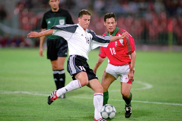 Lars Ricken (li., Deutschland) kommt vor Pal Dardai (Ungarn) zum Schuß Fußball Länderspiel Herren Freundschaftsspiel 2001, Nationalteam, Nationalmannschaft, Nationaltrikot, Ungarn - Deutschland 2:5 Gruppe Nep Stadion Budapest Dynamik,