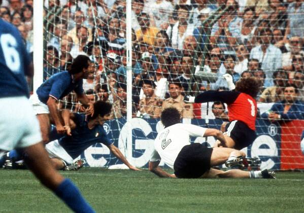Paolo Rossi (Italien, 2. v. li.) schießt das Tor zum 1:0, Torwart Harald - Toni - Schumacher und Hans-Peter Briegel (beide BR Deutschland) sind geschlagen Fußball WM Herren Weltmeisterschaft 1982, Finale, Endspiel, Länderspiel, Nationalmannschaft, Nationalteam Totale Estadio Santiago Bernabeu Madrid Dynamik,
