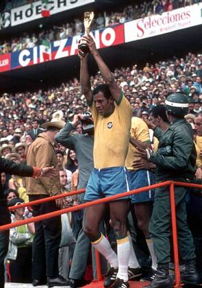 Carlos Alberto mit dem Coupe Jules Rimet - Brasilien ist Weltmeister! Fußball WM Herren Weltmeisterschaft 1970, Finale, Endspiel, Länderspiel, Nationalmannschaft, Nationalteam Einzelbild Estadio Azteca, Azteken Stadion Mexico-City Freude,