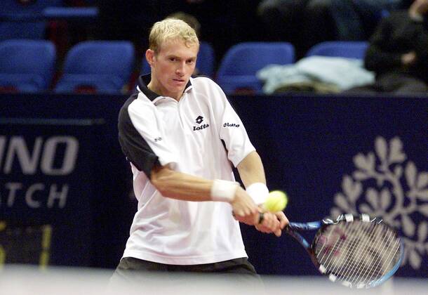 Nikolay Davydenko (Rußland) - beidhändige Rückhand Tennis Herren Davidoff Swiss Indoors 2001, ATP-Tour, Halle, Indoor, Hallentennis, Hallenturnier, Vdig, Einzelbild St. Jakobshalle Basel Dynamik,