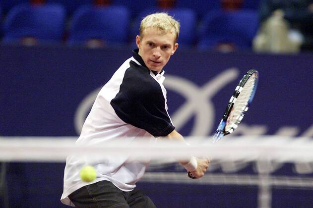 Nikolay Davydenko (Rußland) - beidhändige Rückhand Tennis Herren Davidoff Swiss Indoors 2001, ATP-Tour, Halle, Indoor, Hallentennis, Hallenturnier, Vdig, Einzelbild St. Jakobshalle Basel