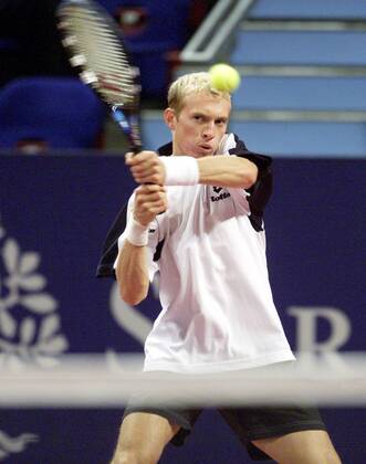Nikolay Davydenko (Rußland) - beidhändige Rückhand Tennis Herren Davidoff Swiss Indoors 2001, ATP-Tour, Halle, Indoor, Hallentennis, Hallenturnier, Vdig, Einzelbild St. Jakobshalle Basel Dynamik,