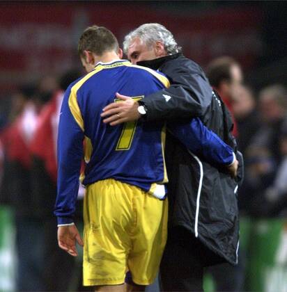 Teamchef Rudi Völler (Deutschland, re.) nimmt den gescheiterten Star Andrej Schewtschenko (Ukraine) in den Arm Fußball Länderspiel Herren WM-Qualifikation 2001, Weltmeisterschaftsqualifikation, Relegation, Relegationsspiel, Vdig Gruppe Trainer, Coach, Nationaltrainer, Westfalenstadion Bundestrainer, hoch, umarmen, Umarmung, Dortmund Harmonie,