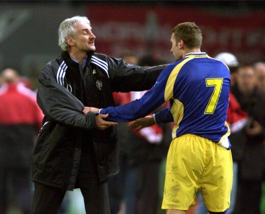 Teamchef Rudi Völler (Deutschland, re.) nimmt den gescheiterten Star Andrej Schewtschenko (Ukraine) in den Arm Fußball Länderspiel Herren WM-Qualifikation 2001, Weltmeisterschaftsqualifikation, Relegation, Relegationsspiel, Vdig Gruppe Trainer, Coach, Nationaltrainer, Westfalenstadion Bundestrainer, quer, umarmen, Umarmung, Dortmund Harmonie,