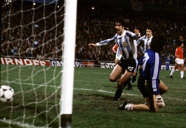 Mario Kempes (Argentinien) erzielt das Tor zum 1:0, Torwart Quiroga (Peru) ist geschlagen Fußball WM Herren Weltmeisterschaft 1978, Nationalmannschaft, Nationalteam, Nationaltrikot, Argentinien - Peru 6:0 Gruppe Estadio Central Rosario Freude, Begeisterung,