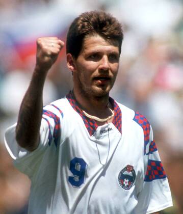 Oleg Salenko (Rußland) erzielt im Vorrundenspiel gegen die Auswahl Kameruns fünf Tore - Rekord! Fußball WM Herren Weltmeisterschaft 1994, Nationalmannschaft, Nationalteam, Nationaltrikot Einzelbild Stanford Stadium San Francisco Freude,