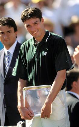 Michael Stich (Deutschland) mit der Trophäe für den Verlierer des Finales Tennis Herren French Open 1996, Grand Slam, ATP-Tour, Sand, Sandplatz, Sandplatztennis, Sandplatzturnier Einzelbild Roland Garros Paris