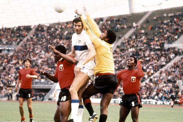 Giacinto Facchetti (Italien, Mitte) im Duell mit Guy Francois (re.) und Torwart Henry Francillon (beide Haiti) Fußball WM Herren Weltmeisterschaft 1974, Länderspiel, Italien - Haiti 3:1, Nationalmannschaft, Nationalteam Gruppe Olympiastadion München Dynamik, Kampf,