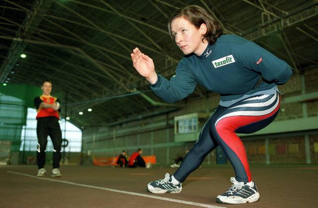 Claudia Pechstein (Deutschland) - Kurventraining Eisschnellauf Damen Eisschnelllauf 2002, Eisschnellaufen, Eisschnelllaufen Shooting, Fotoshooting, Fototermin Einzelbild Sportforum Hohenschönhausen Berlin