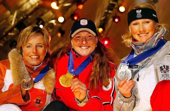Siegerehrung, v.li.: Martina Ertl (Deutschland), Olympiasiegerin Janica Kostelic (Kroatien) und Renate Götschl (Österreich) Alpiner Skilauf OS Winter Damen Olympische Winterspiele 2002, Olympia, Olympiade, Spiele, Vdig Gruppe Olympic Medals Plaza Salt Lake City Utah Freude,