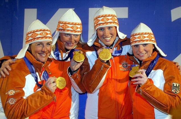 Gold für die 4x7,5km-Staffel, v.li.: Uschi Disl, Kathrin Apel, Kati Wilhelm und Andrea Henkel (alle Deutschland) Biathlon OS Winter Damen Olympische Winterspiele 2002, Olympia, Olympiade, Spiele, Ski Nordisch, nordischer Skisport Gruppe Olympic Medals Plaza Salt Lake City Utah Glück, Freude,