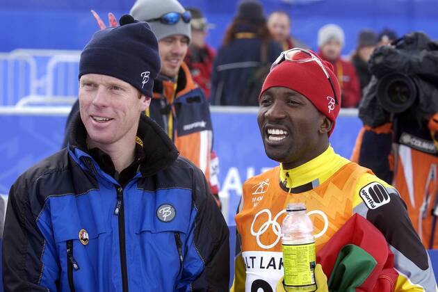 Skilegende Björn Dählie (Norwegen) und sein Freund Isaac Menyoli (re., Kamerun) Nordischer Skilauf OS Winter Herren Olympische Winterspiele 2002, Olympia, Olympiade, Spiele, Ski Nordisch, Skisport, Gruppe Soldier Hollow Salt Lake City Utah Freude,