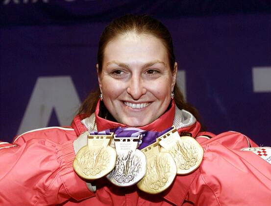 Janica Kostelic (Kroatien) präsentiert stolz ihre Medaillen Alpiner Skilauf OS Winter Damen Olympische Winterspiele 2002, Olympia, Olympiade, Spiele, Ski Alpin, Skisport, Riesenslalom Einzelbild Park City Salt Lake City Utah Freude,