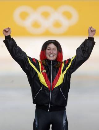 Olympiasiegerin Claudia Pechstein (Deutschland) - Siegesjubel mit Perücke Eisschnellauf OS Winter Damen Olympische Winterspiele 2002, Olympia, Olympiade, Spiele, Eisschnellaufen, Eisschnelllaufen Einzelbild Utah Olympic Oval Salt Lake City Glück, Freude,
