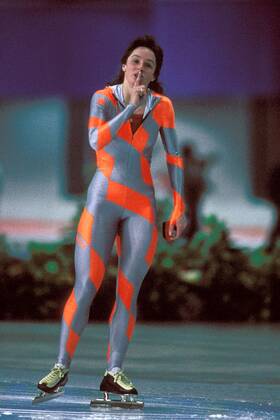 Bonnie Blair (USA) bittet um Ruhe Eisschnellauf OS Winter Damen Olympische Winterspiele 1988, Olympia, Olympiade, Eisschnelllauf, Eisschnellaufen, Eisschnelllaufen Einzelbild Olympic Oval Calgary Ruhe,