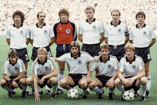 Mannschaftsfoto BRD hinten v. li.: Paul Breitner, Uli Stielike, Torwart Toni Schumacher, Hans-Peter Briegel, Karl-Heinz Rummenigge, Klaus Fischer; vorn: Pierre Littbarski, Bernd Förster, Manfred Kaltz, Wolfgang Dremmler und Karl-Heinz Förster Fußball WM Herren Weltmeisterschaft 1982, Länderspiel, Finale, Endspiel, BR Deutschland Totale Estadio Santiago Bernabeu Madrid