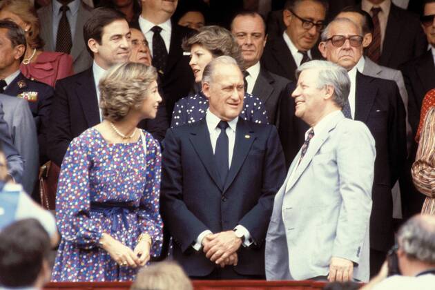 V. li.: Königin Sofia von Spanien, FIFA-Präsident Joao Havelange (Brasilien) und Bundeskanzler Helmut Schmidt (BRD) Fußball WM Herren Weltmeisterschaft 1982, Länderspiel, Finale, Endspiel Gruppe Estadio Santiago Bernabeu Madrid; Monarchin, Monarchie