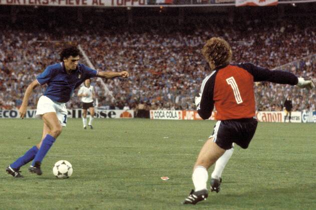 Torwart Toni Schumacher (BRD, re.) hat beim 3:0 von Alessandro Altobelli (Italien) das Nachsehen Fußball WM Herren Weltmeisterschaft 1982, Länderspiel, Finale, Endspiel, Italien - BR Deutschland 3:1 Gruppe Estadio Santiago Bernabeu Madrid Dynamik,