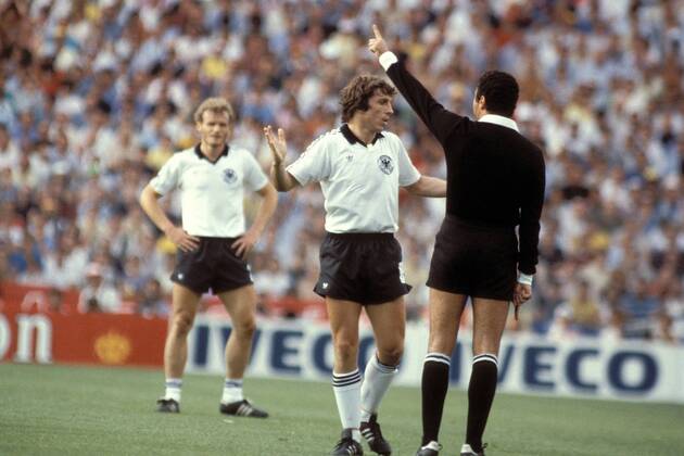 Klaus Fischer (BRD, li.) im Gespräch mit FIFA-Schiedsrichter Arnaldo Coelho (Brasilien) Fußball WM Herren Weltmeisterschaft 1982, Länderspiel, Finale, Endspiel, BR Deutschland Gruppe Estadio Santiago Bernabeu Madrid