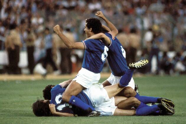 Claudio Gentile (Italien) - Torjubel mit seinen Teamkollegen Fußball WM Herren Weltmeisterschaft 1982, Länderspiel, Finale, Endspiel Gruppe Estadio Santiago Bernabeu Madrid Freude, Begeisterung
