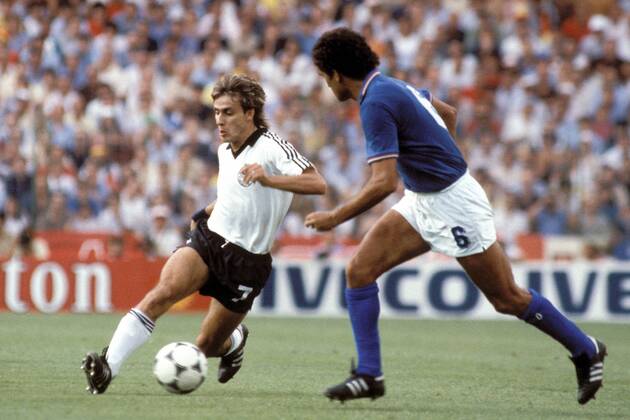 Pierre Littbarski (BRD, li.) im Duell mit Claudio Gentile (Italien) Fußball WM Herren Weltmeisterschaft 1982, Länderspiel, Finale, Endspiel, Italien - BR Deutschland 3:1 Gruppe Estadio Santiago Bernabeu Madrid Dynamik,