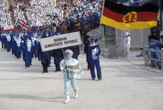 Frank Peter Rötsch (DDR) führt als Fahnenträger die DDR-Olympiamannschaft ins Stadion Biathlon OS Winter Herren Olympische Spiele 1988, Winterspiele, Olympia, Olympiade, Eröffnung, Eröffnungsveranstaltung, Feier Totale Ski nordisch Nordischer Skisport Calgary