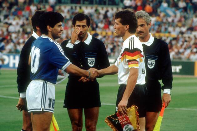 Diego Armando Maradona (Argentinien, li.) und Lothar Matthäus (Deutschland) - Wimpeltausch, dahinter das Schiedsrichtergespann, Schiedsrichter Edgardo Codesal Mendez (Mexiko), Linienrichter Armando Perez Hoyos (Kolumbien) und Michal Listkiewicz (Polen) Fußball WM Herren Weltmeisterschaft 1990, Länderspiel, Finale, Endspiel, Deutschland - Argentinien 1:0 Gruppe Olympiastadion Rom Harmonie,