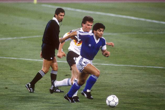 Diego Armando Maradona (Argentinien, re.) gegen Lothar Matthäus (Deutschland), dahinter Schiedsrichter Edgardo Codesal Mendez (Mexiko) Fußball WM Herren Weltmeisterschaft 1990, Länderspiel, Finale, Endspiel, Deutschland - Argentinien 1:0 Gruppe Olympiastadion Rom Dynamik,