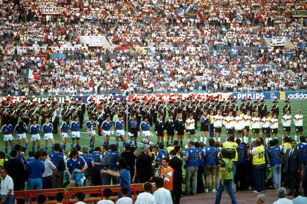 Mannschaftsaufstellung Deutschland (re.) und Argentinien Fußball WM Herren Weltmeisterschaft 1990, Länderspiel, Finale, Endspiel, Blechblaskapelle, Blechbläser, Musik, Musiker Totale Olympiastadion, Menschenmassen, Rang, Ränge Rom, Tribüne, Tribünen Masse,