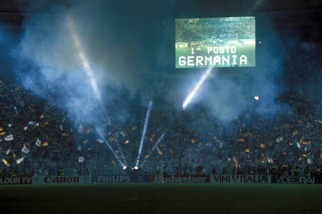 Anzeigetafel - 1^ Posto Germania - Deutschland ist Weltmeister Fußball WM Herren Weltmeisterschaft 1990, Länderspiel, Finale, Endspiel, Lichtstrahlen, Lichtstrahl, Schriftzug Totale Olympiastadion, Scheinwerfer Rom