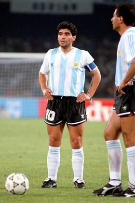 Diego Armando Maradona (Argentinien) konzentriert am Freistoß Fußball WM Herren Weltmeisterschaft 1990, Länderspiel, Nationalmannschaft, Nationalteam, Nationaltrikot, Gruppenspiel Einzelbild Stadio San Paolo Neapel Konzentration,
