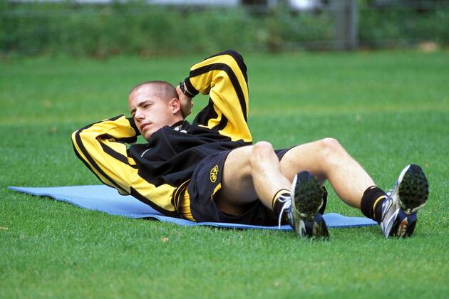 Lars Ricken (BVB) - Bauchmuskeltraining Fußball 1. BL Herren Saison 1998 1999, Borussia Dortmund, Saisonvorbereitung, Sommerpause, Training, Vdia Einzelbild Dortmund