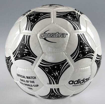 Der offizielle adidas Questra - Spielball der Weltmeisterschaft 1994 in den USA Fußball WM Herren Weltmeisterschaft 1994, Vdia Einzelbild Freisteller