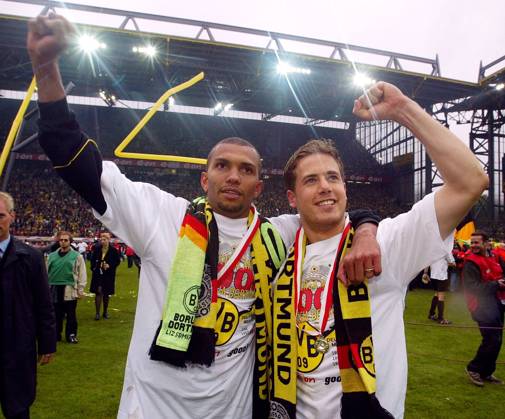Amoroso (re.) und Lars Ricken (beide BVB) - Siegesjubel Fußball 1. BL Herren Saison 2001 2002, Borussia Dortmund, Deutscher Meister, Deutsche Meisterschaft, Vdig Gruppe Westfalenstadion Dortmund Freude,