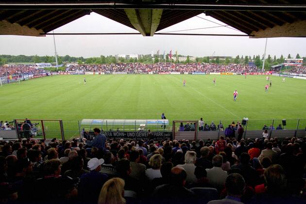 Fußball, Stadiongeschichte SpVgg Unterhaching Stadion am Sportpark - hier spielt Haching Fußball 1. BL Herren Saison 1999 2000, SpVgg Unterhaching - FC Schalke 04 3:1 Totale Stadion am Sportpark Unterhaching