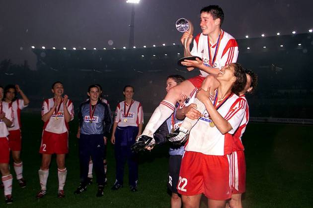 Birgit Prinz (oben) wird u.a. von Steffi Jones (re., beide FFC Frankfurt) auf Schultern getragen Fußball EC 3 Damen UEFA Women s Cup 2001 2002, Womens, Pokal, Europapokal, Europacup, Frauen, Frauenfußball, Vdig Gruppe Waldstadion Frankfurt M. Begeisterung, Freude,