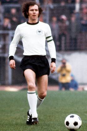Franz Beckenbauer (BR Deutschland) am Ball Fußball Länderspiel Herren Freundschaftsspiel 1973, Nationalmannschaft, Nationalteam, Nationaltrikot Einzelbild Volksparkstadion Hamburg