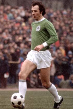 Franz Beckenbauer (BR Deutschland) am Ball Fußball Länderspiel Herren Freundschaftsspiel 1975, Nationalmannschaft, Nationalteam, Nationaltrikot Einzelbild Istanbul Dynamik,