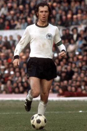 Franz Beckenbauer (BR Deutschland) am Ball Fußball Länderspiel Herren Freundschaftsspiel 1974, Nationalmannschaft, Nationalteam, Nationaltrikot Einzelbild Olympiastadion, Stadio Olimpico Rom Dynamik,