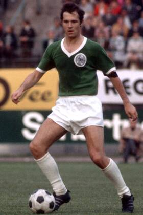 Franz Beckenbauer (BR Deutschland) am Ball Fußball Länderspiel Herren Weltmeisterschaftsqualifikation 1969, Qualifikation, Länderspiel, Nationalmannschaft, Nationalteam Einzelbild Frankenstadion Nürnberg Dynamik,