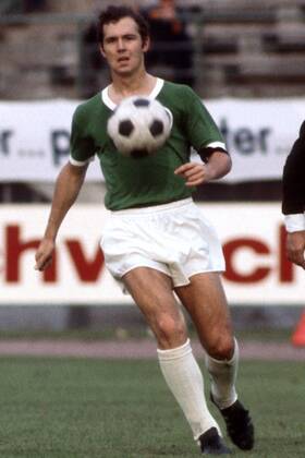 Franz Beckenbauer (BR Deutschland) am Ball Fußball Länderspiel Herren Weltmeisterschaftsqualifikation 1969, Qualifikation, Länderspiel, Nationalmannschaft, Nationalteam Einzelbild Frankenstadion Nürnberg Dynamik,