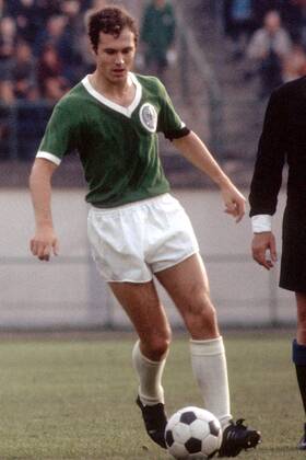Franz Beckenbauer (BR Deutschland) am Ball Fußball Länderspiel Herren Weltmeisterschaftsqualifikation 1969, Qualifikation, Länderspiel, Nationalmannschaft, Nationalteam Einzelbild Frankenstadion Nürnberg Dynamik,