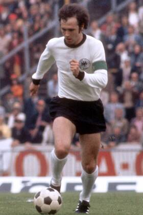 Franz Beckenbauer (BR Deutschland) am Ball Fußball EM Herren Europameisterschaft 1972, Länderspiel, Nationalmannschaft, Nationalteam, Nationaltrikot Einzelbild Heysel-Stadion Brüssel Dynamik,